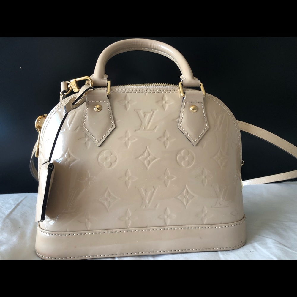 Louis Vuittons SmAlmaGramBeigePatentLeatherSatchel